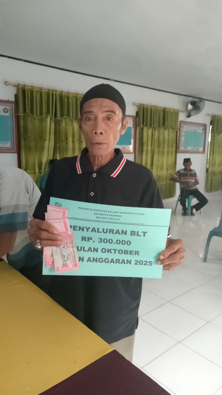 Pemberian bantuan langsung tunai atau BLT kepada masyarakat desa bigo selatan 