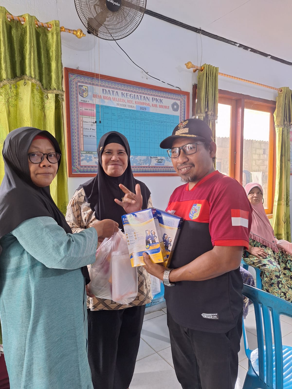 Pemberian makanan tambahan kepada ibu hamil dan balita 